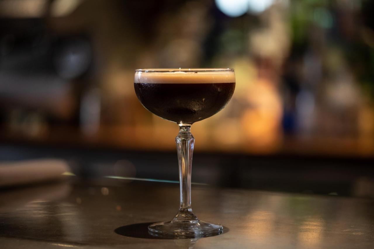 Готель The Roseate Редінг Екстер'єр фото A glass of espresso martini