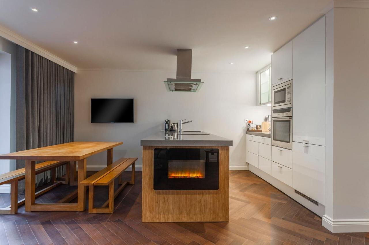 Готель The Roseate Редінг Екстер'єр фото A modern kitchen with a fireplace