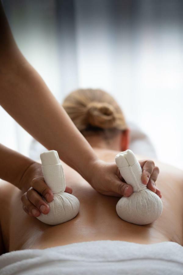 Готель The Roseate Редінг Екстер'єр фото Thai herbal compress massage